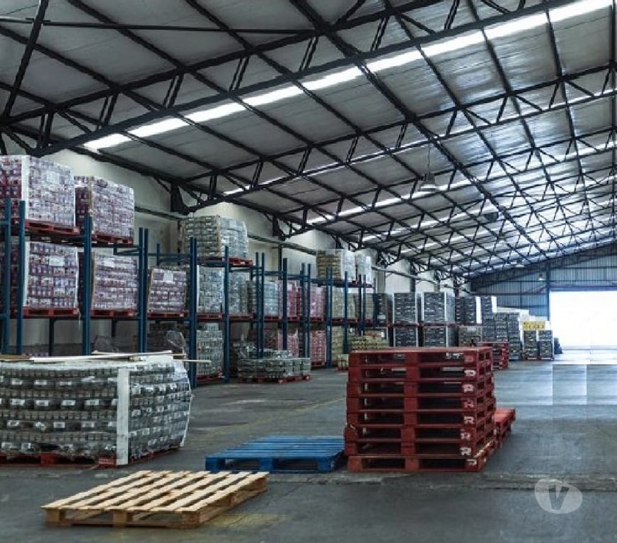 Arriendo bodegas Concepción Talcahuano - Fotos de Amplia Bodega con oficinas, baños e instalaciones.