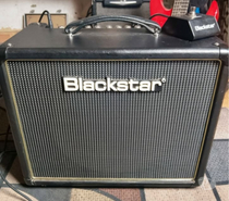 Amplificador valvular Black Star HT5 combo