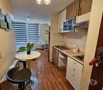 Pieza con cocina y balcón $200.000. Metro los leones