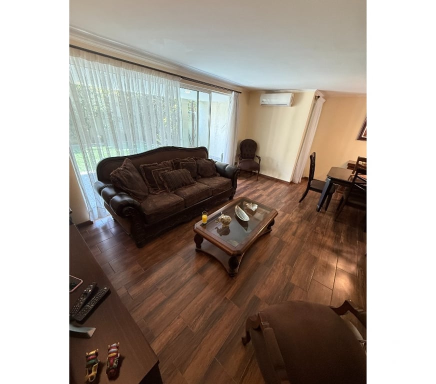 Arriendos Santiago Huechuraba - Fotos de Preciosa Casa 3 pisos! 4 hab-3baños. Incluye GGCC!