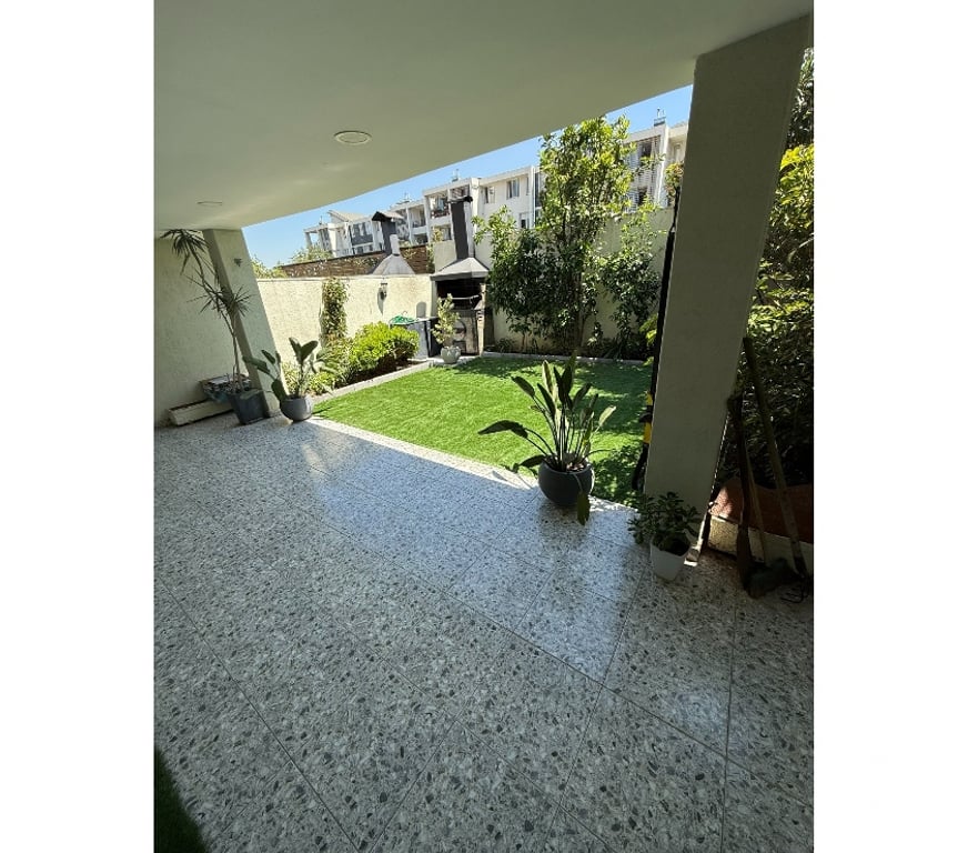 Arriendos Santiago Huechuraba - Fotos de Preciosa Casa 3 pisos! 4 hab-3baños. Incluye GGCC!