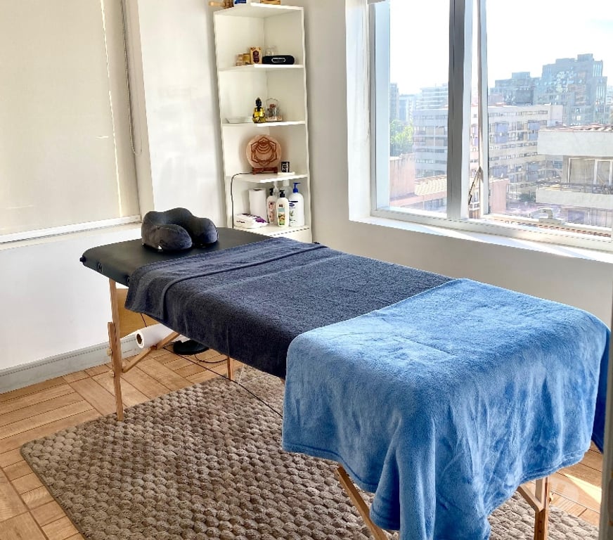 Masajes Santiago Las Condes - Fotos de Masajista profesional metro Manquehue