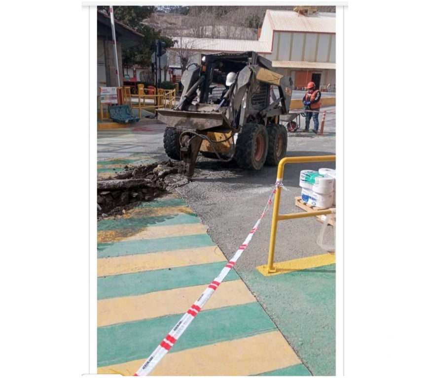 Fletes y Mudanzas - Transportes Santiago Huechuraba - Fotos de arriendo minicargador martillo aguilon Huechuraba escombros