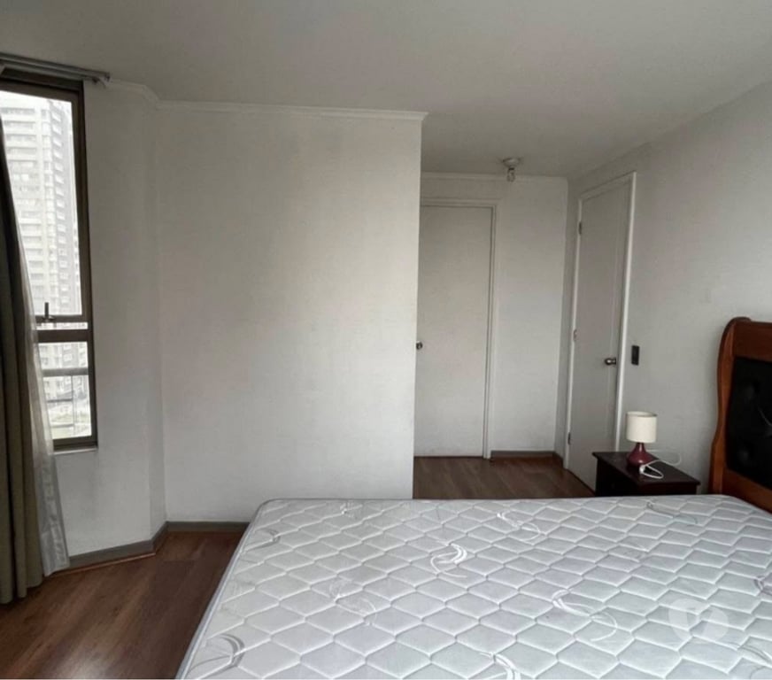 Arriendo de piezas Santiago Santiago - Fotos de Pieza Con Balcón y Baño Metro Santa Lucia