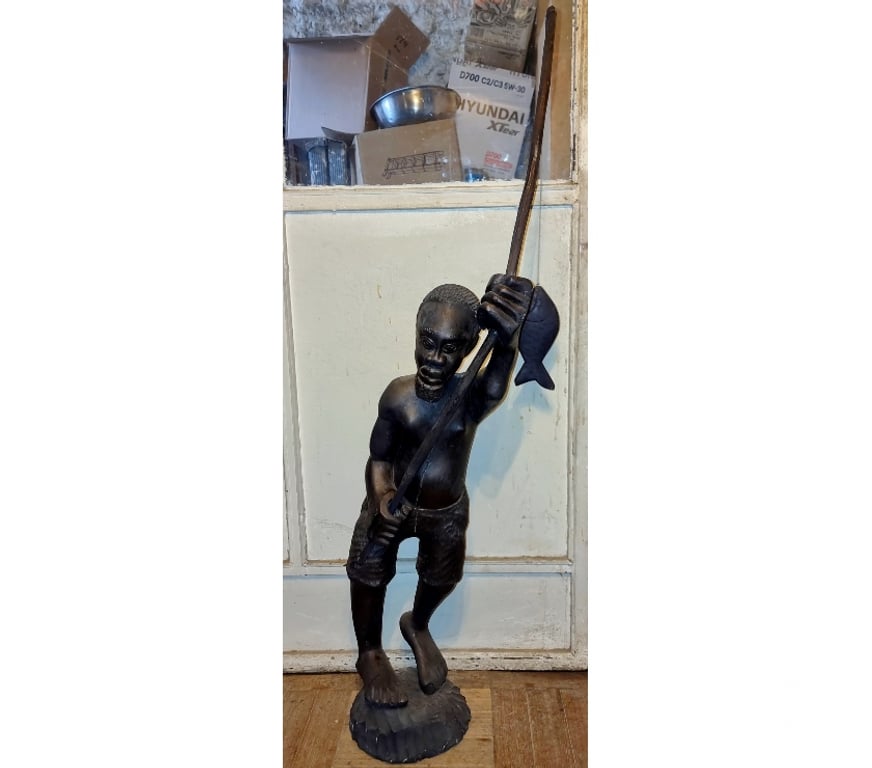 Obras de Arte-De Colección Santiago Quinta Normal - Fotos de Escultura de pescador africano en madera tallada de Mara