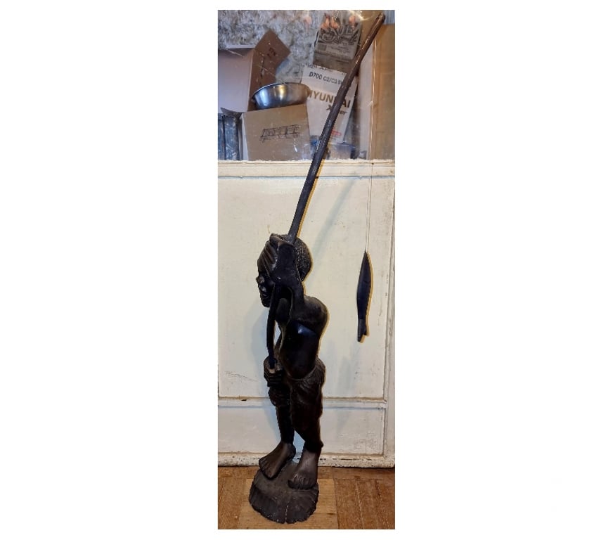 Obras de Arte-De Colección Santiago Quinta Normal - Fotos de Escultura de pescador africano en madera tallada de Mara