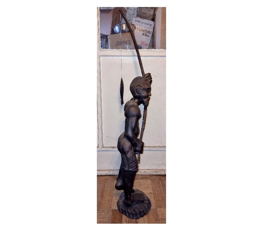 Obras de Arte-De Colección Santiago Quinta Normal - Fotos de Escultura de pescador africano en madera tallada de Mara