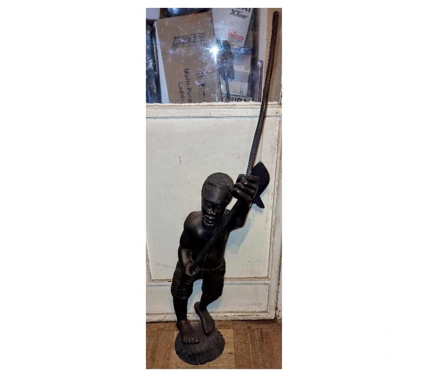 Obras de Arte-De Colección Santiago Quinta Normal - Fotos de Escultura de pescador africano en madera tallada de Mara