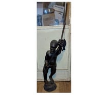 Escultura de pescador africano en madera tallada de Mara