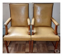 Sillones estilo Directorio con Cuero Cafe madera de Encina