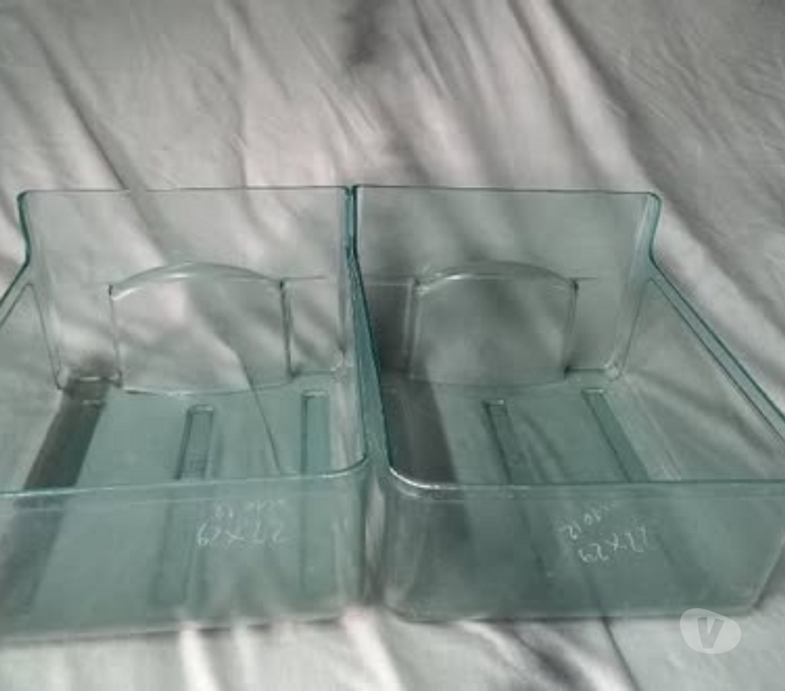 Electrodomésticos Santiago Santiago - Fotos de 2 bandejas de refrigerador para verduras iguales.