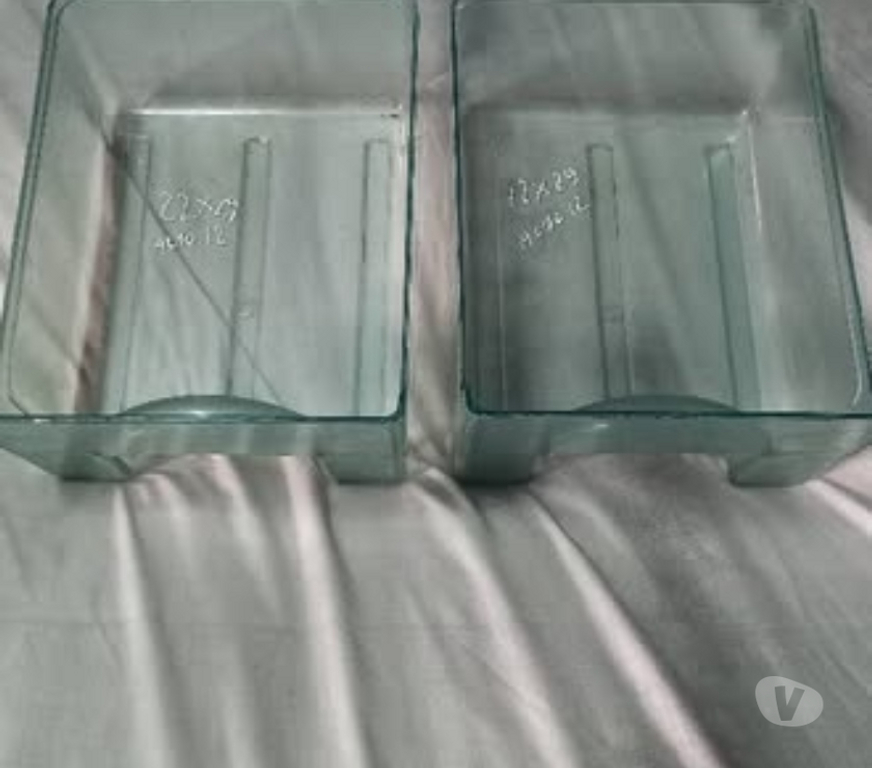 Electrodomésticos Santiago Santiago - Fotos de 2 bandejas de refrigerador para verduras iguales.