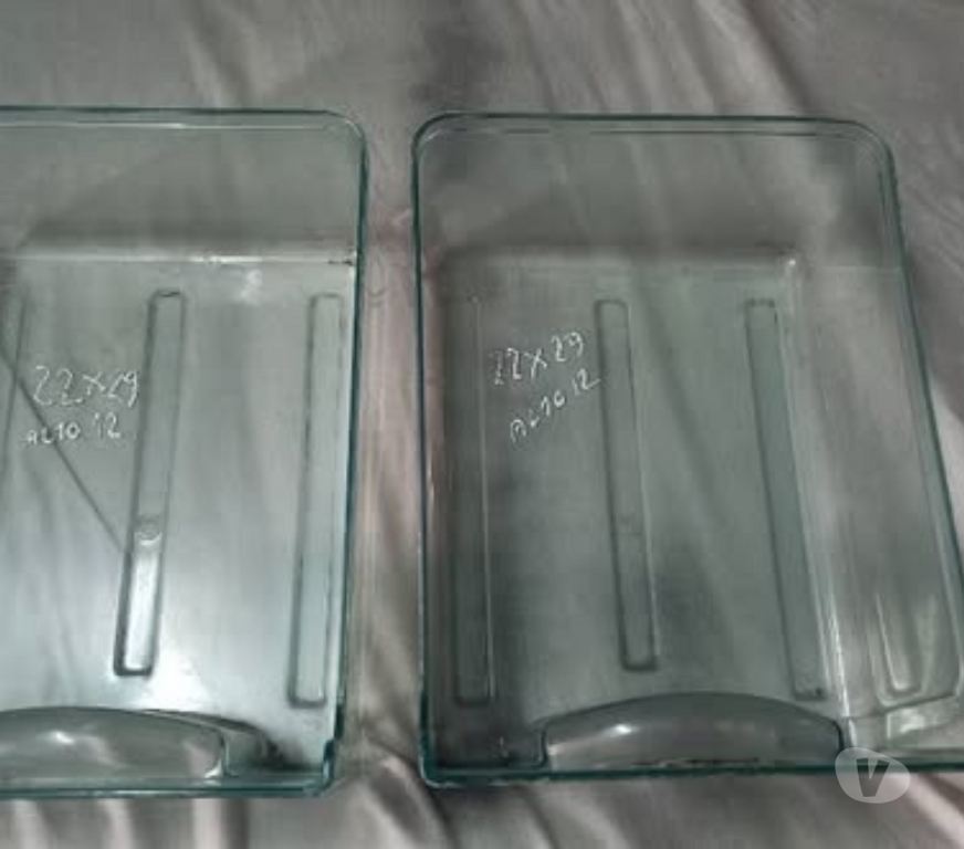 Electrodomésticos Santiago Santiago - Fotos de 2 bandejas de refrigerador para verduras iguales.