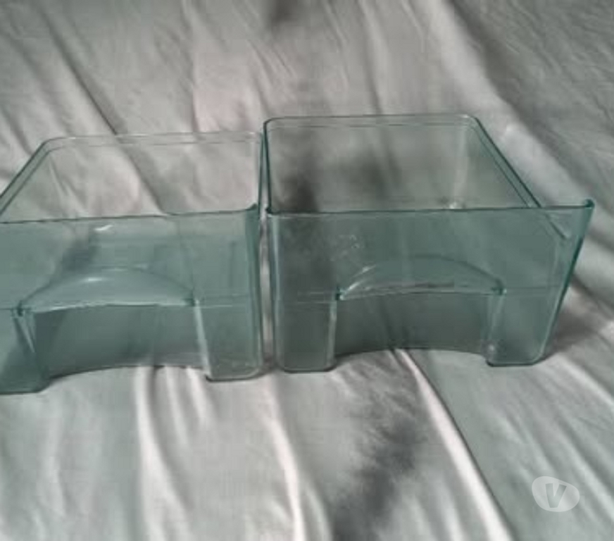 Electrodomésticos Santiago Santiago - Fotos de 2 bandejas de refrigerador para verduras iguales.