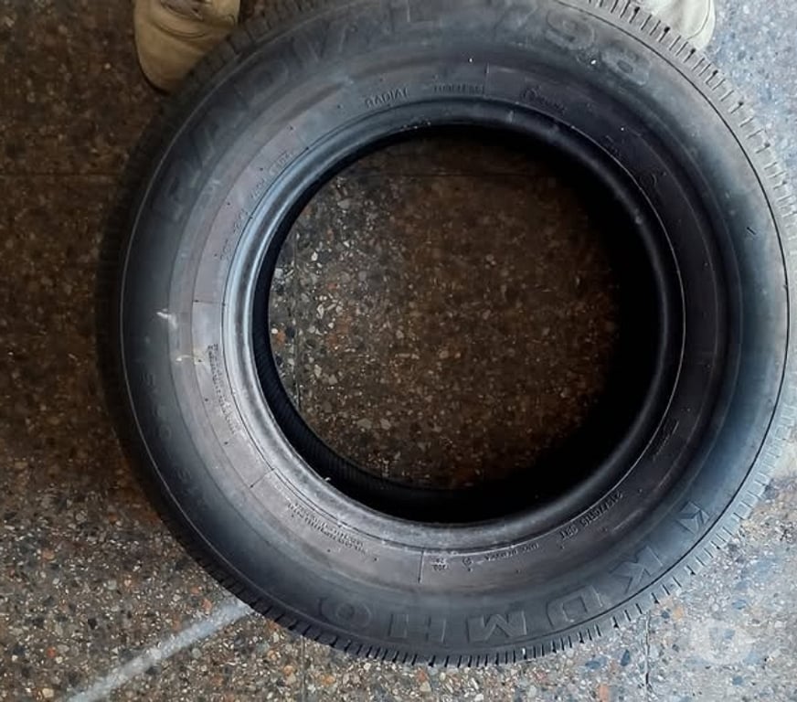 Accesorios para Autos Santiago Santiago - Fotos de 1 Neumatico Toyo 215-70-15 radial en buen estado.